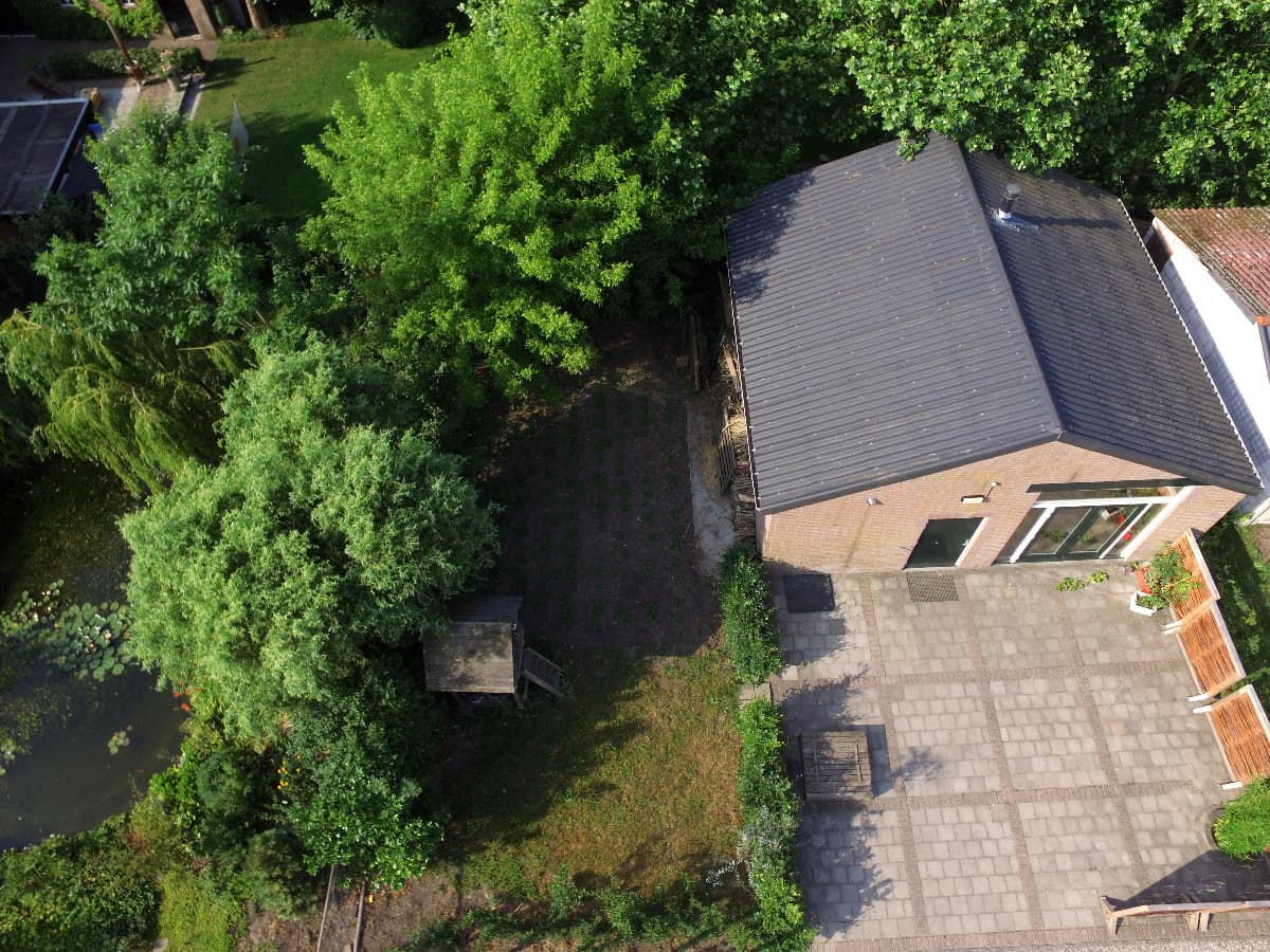 Mooie en ruime bungalow gelegen in unieke tuin.